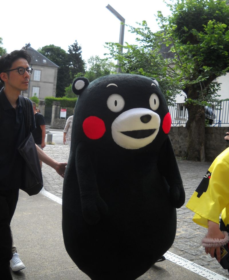 Kumamon
This morning at the job, we had a celebrity!
Kumamon, mascot of Kumamoto prefecture, Japan. He travels in France for few days, and like there is a partnership between the studios Ghibli and Aubusson for the tapestries, he came for a piece of advertising.
He is famous in Japan. I wasn't able to follow him for all his "journey" in the museum, but here is his coming. If I was an hysterical fan, I would say: "Hiiiiii! I'm so lucky I kept opened the door for him! Now I can faint!" lollllll
He went before all kind of tapestries, not just the ones from the Miyazaki's universe. He danced, made "the crazy one" for people around laugh. It was cool!
