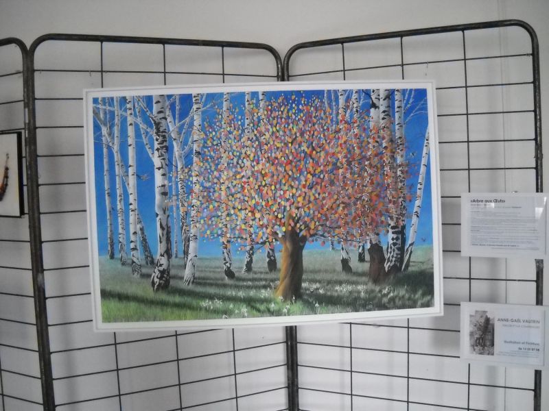 Autistic exhibition (4)
The day to sensibilize to the autistic people was done in March. During the 3 days before (and 2 were from the weekend), there was an exhibition at the Internationale City of the Tapestry. None of the art was linked to the tapestry, but it doesn't matter.
I'll show you a part of the little exhibition we had. I took photos before the opening of the doors. All artists have the autistic "trouble".

Here another artist, with the Egg Tree.
