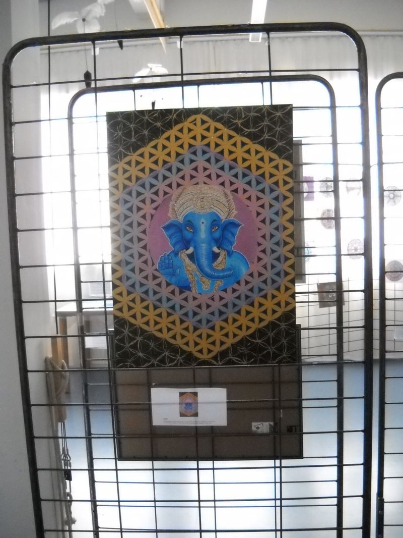 Autistic exhibition (3)
The day to sensibilize to the autistic people was done in March. During the 3 days before (and 2 were from the weekend), there was an exhibition at the Internationale City of the Tapestry. None of the art was linked to the tapestry, but it doesn't matter.
I'll show you a part of the little exhibition we had. I took photos before the opening of the doors. All artists have the autistic "trouble".

Here Ganesh is showing himself inside a Flower of Life.
Ganesh like the art I have shown to you in the previous 2 photos was done by the same artist.
The next time, I'll show you art by other artists.
