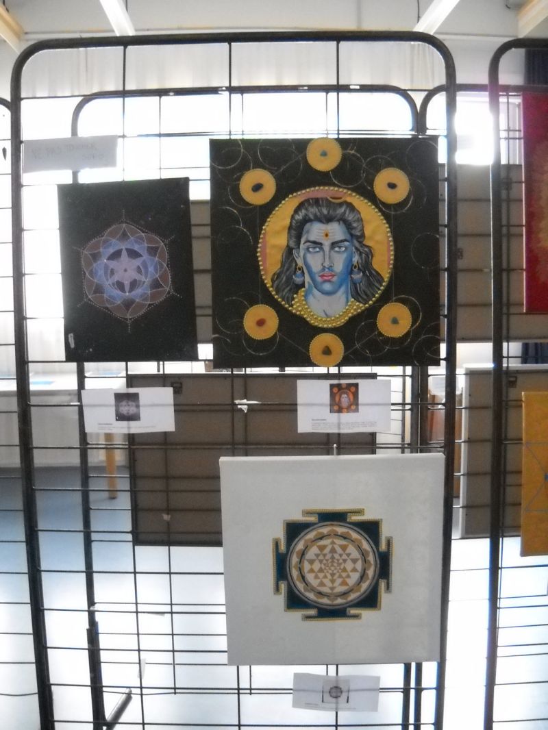 Autistic exhibition (2)
The day to sensibilize to the autistic people was done in March. During the 3 days before (and 2 were from the weekend), there was an exhibition at the Internationale City of the Tapestry. None of the art was linked to the tapestry, but it doesn't matter.
I'll show you a part of the little exhibition we had. I took photos before the opening of the doors. All artists have the autistic "trouble".

Unfortunately, I forgot to read the paper for the god/heroe here. I thought maybe it's Shiva. I didn't realize there were stones glued with him until now alas. I had few time before the opening of the doors, that's why.
Mandalas for mind are with him.
